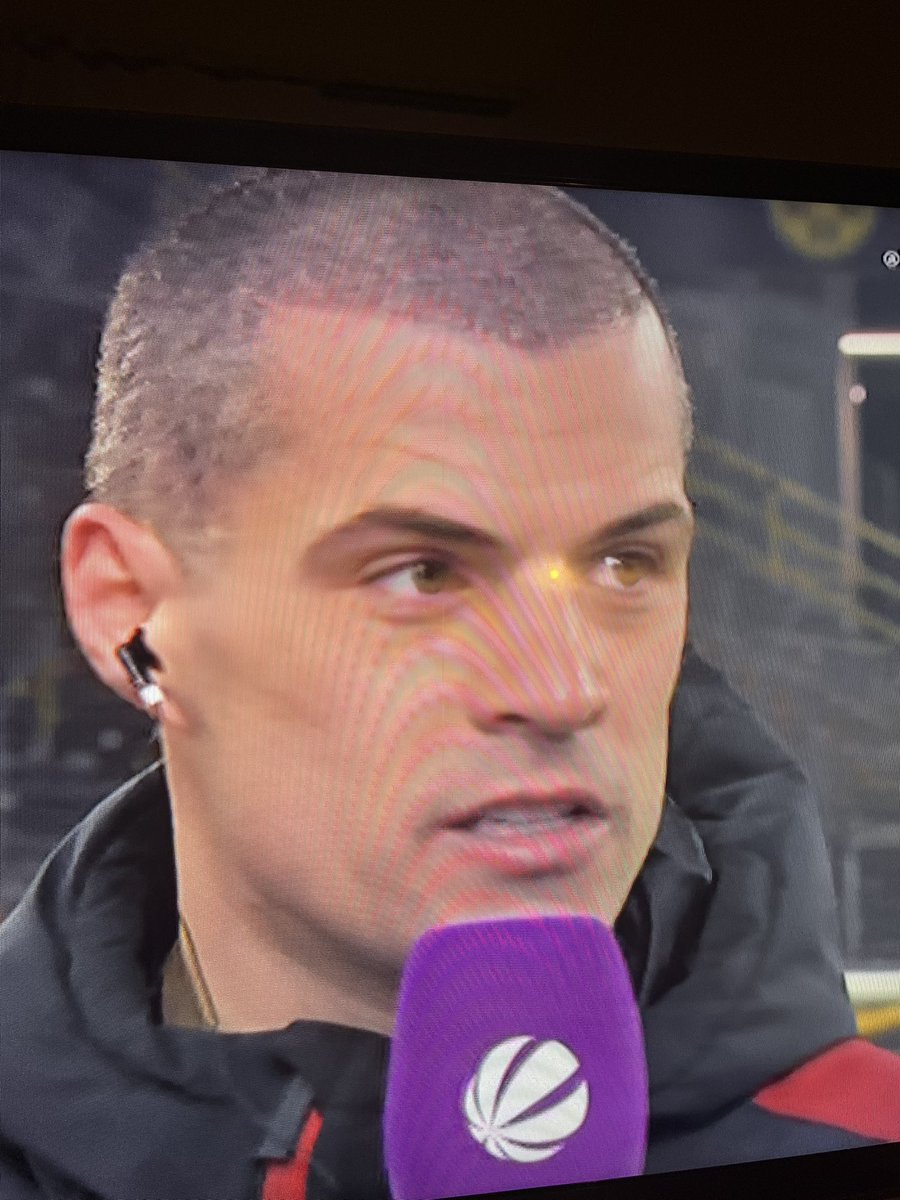 Ellemme0210's tweet photo. Sag mir, was du willst, aber #Xhaka sieht aus wie Ronaldo prime #BVBB04 https://t.co/AEv0sSbLfS