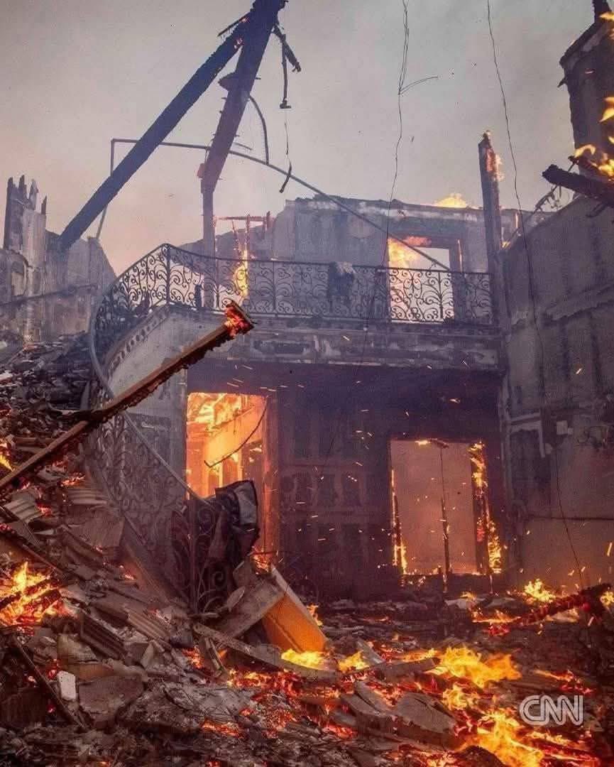 العلامة ربيع بن هادي المدخلي حَفِظَهُ اللَّهُ تَعَالَىٰ :

"هذه أمريكا التي عندها الأساطيل الجوية والبحرية

 والقوات -والله -لا قيمة لها عند الله تبارك وتعالى ،

والله النعمة العظمى عندنا نحن ؛نعمة الإيمان، 

نعمة التوحيد ،نعمة المنهج الصحيح الواضح "

📚الوصايا المنهجية ص104.