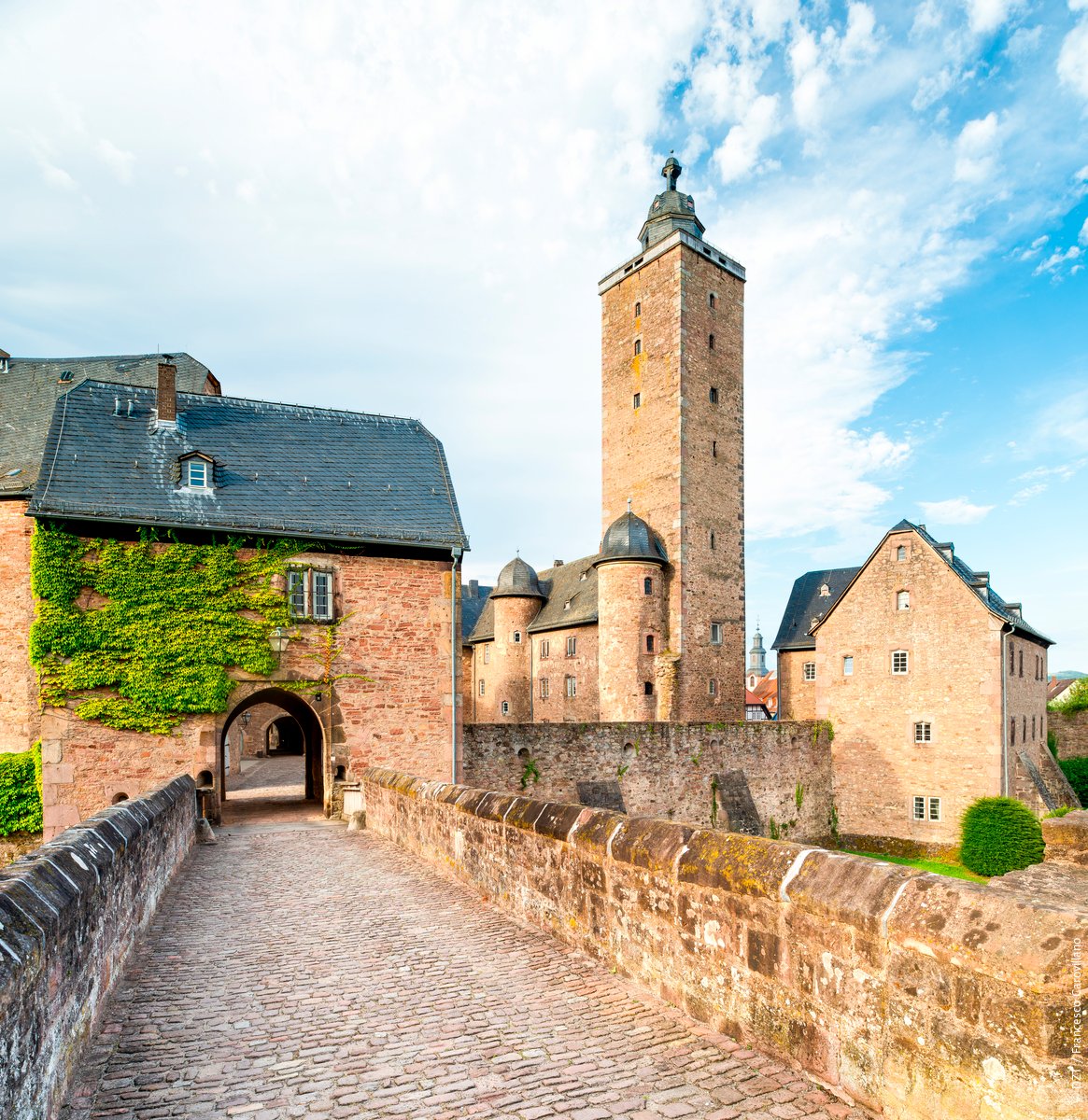 Het renaissanceslot Steinau ligt in het gelijknamige stadje aan de voormalige middeleeuwse handelsroute tussen Frankfurt en Leipzig en is uitzonderlijk goed bewaard gebleven. Binnen is o.a. een tentoonstelling over de gebroeders Grimm te zien. 👌