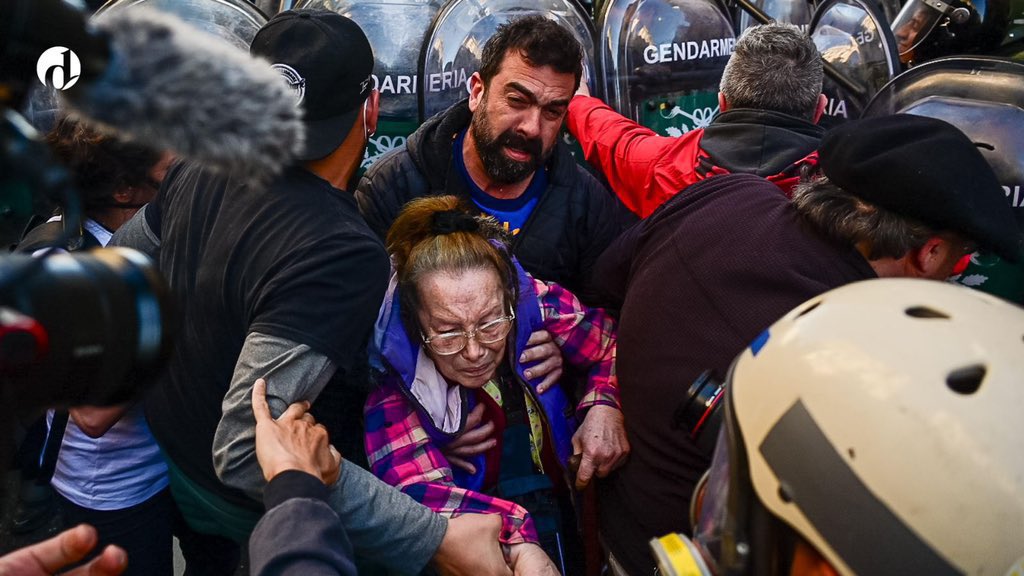 MartinDandach's tweet image. Hoy los opositores de Maduro tienen mas derechos que nuestros propios jubilados. Pueden cortar la calle, no se les aplica el protocolo anti piquetes y hasta los funcionarios del Gobierno ponen el cuerpo con ellos. A los jubilados argentinos no solo les destruyen sus ingresos,…
