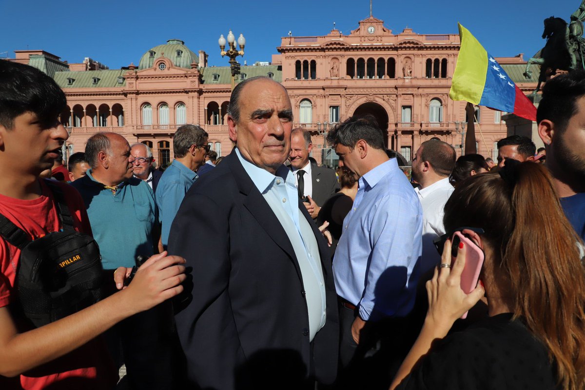MartinDandach's tweet image. Hoy los opositores de Maduro tienen mas derechos que nuestros propios jubilados. Pueden cortar la calle, no se les aplica el protocolo anti piquetes y hasta los funcionarios del Gobierno ponen el cuerpo con ellos. A los jubilados argentinos no solo les destruyen sus ingresos,…