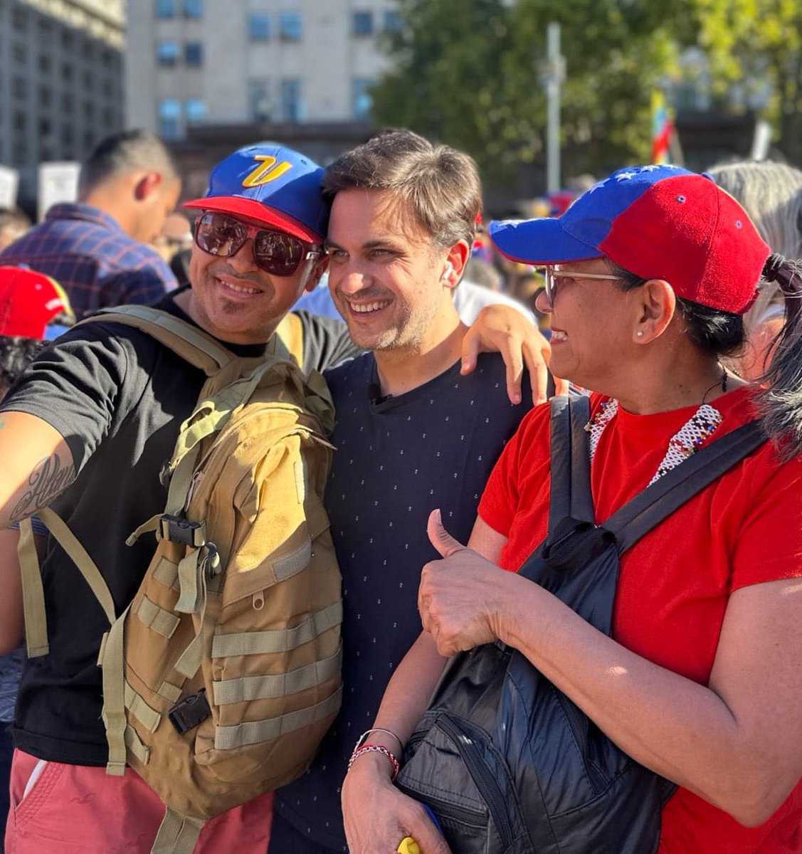 MartinDandach's tweet image. Hoy los opositores de Maduro tienen mas derechos que nuestros propios jubilados. Pueden cortar la calle, no se les aplica el protocolo anti piquetes y hasta los funcionarios del Gobierno ponen el cuerpo con ellos. A los jubilados argentinos no solo les destruyen sus ingresos,…