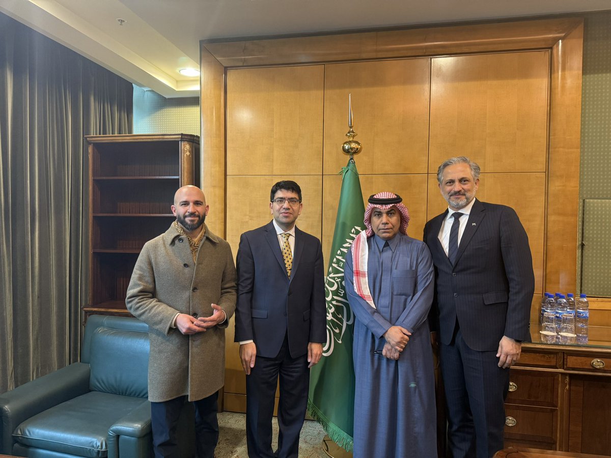 tarekktelehmd's tweet photo. كان لنا شرف تلبية دعوة و لقاء سعادة القائم بأعمال السفارة السعودية في دمشق الأخ الكريم  عبدالله الحريص. 
المملكة السعودية كانت و مازالت تمثل الأخ الأكبر لسوريا و الشعب السوري. 
من الأمور الهامة التي عرفناها اليوم بان 
المملكة تستضيف  حوالي ٣ ملايين سوري منهم نصف مليون لديهم اقامات رسمية و الباقي ضيوف لديها. لا تأخذ المملكة ��قها في هذا المجال فوجب التنويه و شكرها. 
الاهم من هذا بان المملكة بدأت الإسهام في تقديم المساعدة الإنسانية العاجلة للشعب السوري عبر شاحنات كبيرة بريا و ستقوم بجسر جوي كثيف متى ما اصبح مطار دمشق صالحا للاستخدام. 
كذلك كلنا أمل بان تقوم المملكة الشقيقة و الحبيبة بتقديم كافة أشكال الدعم الاقتصادي قريبا للأشقاء السوريين المنكوبين بعد تدمير ممنهج للدولة على مدى عقود ادى إلى وصول فئات كبيرة من الشعب  السوري إلى اشد أنواع الفقر و غياب الاحتياجات الرئيسية لمعظم الناس.