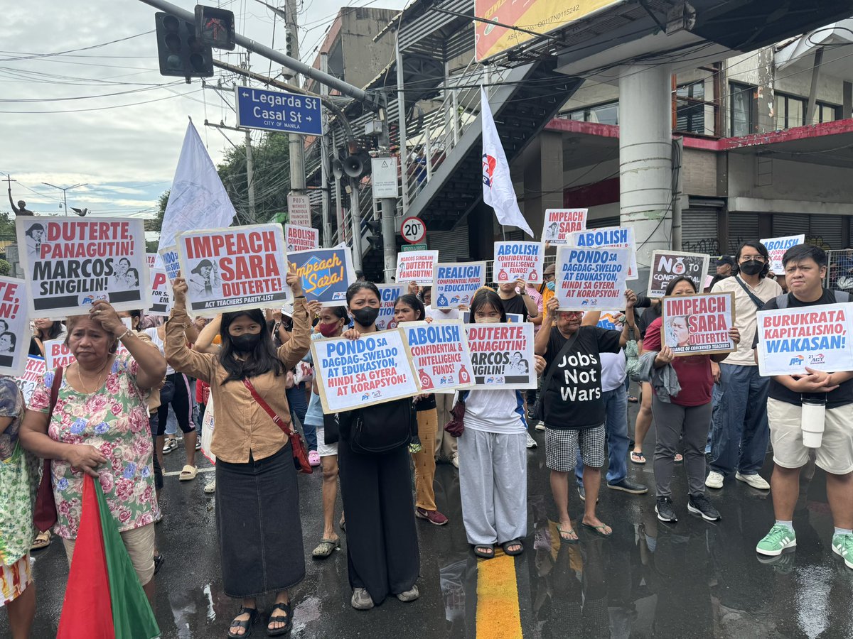 natoreyes's tweet photo. 128 taon na ang nakaraan, binaril si Rizal sa Bagumbayan. Fast forward sa 2024, binaril ang mamamayang Pilipino sa Malacanang nang pirmahan ni Marcos budget para sa kurapsyon. Sinalubong natin ng protesta ang pagpirma sa budget na ito. https://t.co/7n9pBqLLAk