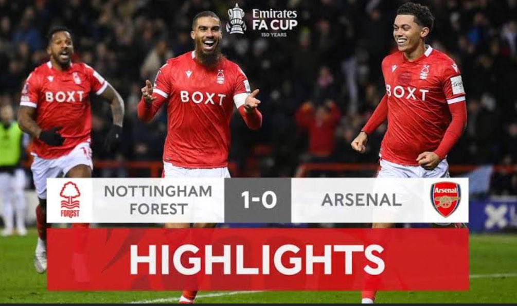FUTBOLANDIAFC's tweet photo. Yo y la gente únicamente recordamos cuando el Nottingham que aún era de 2da división eliminó al Fracarsenal de La FA Cup. 

El arbolito más grande que el Mierdarsenal! https://t.co/elEM0cYUXF