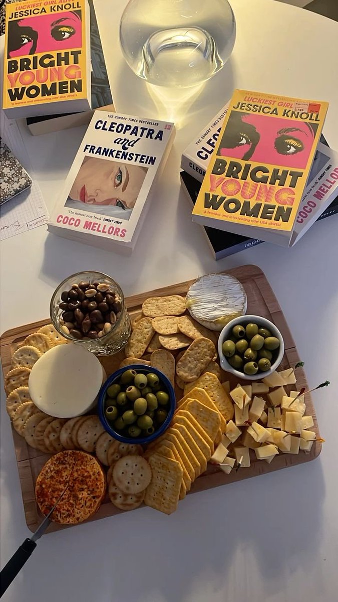 brekkerwarnette's tweet photo. i may be mentally ill but a romantasy book club that meets in person consistently with snacks and yap and joy would fix me https://t.co/i9DWtyYVVz