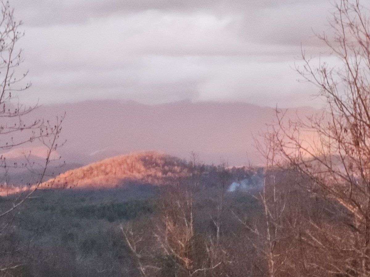 AlFlor1's tweet photo. @rzweather @spann @WEARAllenStrum @NWSMorristown @TylerSmith_wx @WEARAllenStrum Absolutely UNBELIEVABLE sky over Murphy, NC this evening from Sunset Mountain, even after a mostly grey and cloudy day. #ncwx #sunsetphotography #murphync #blueridgemountains https://t.co/bVnUIOiE2k
