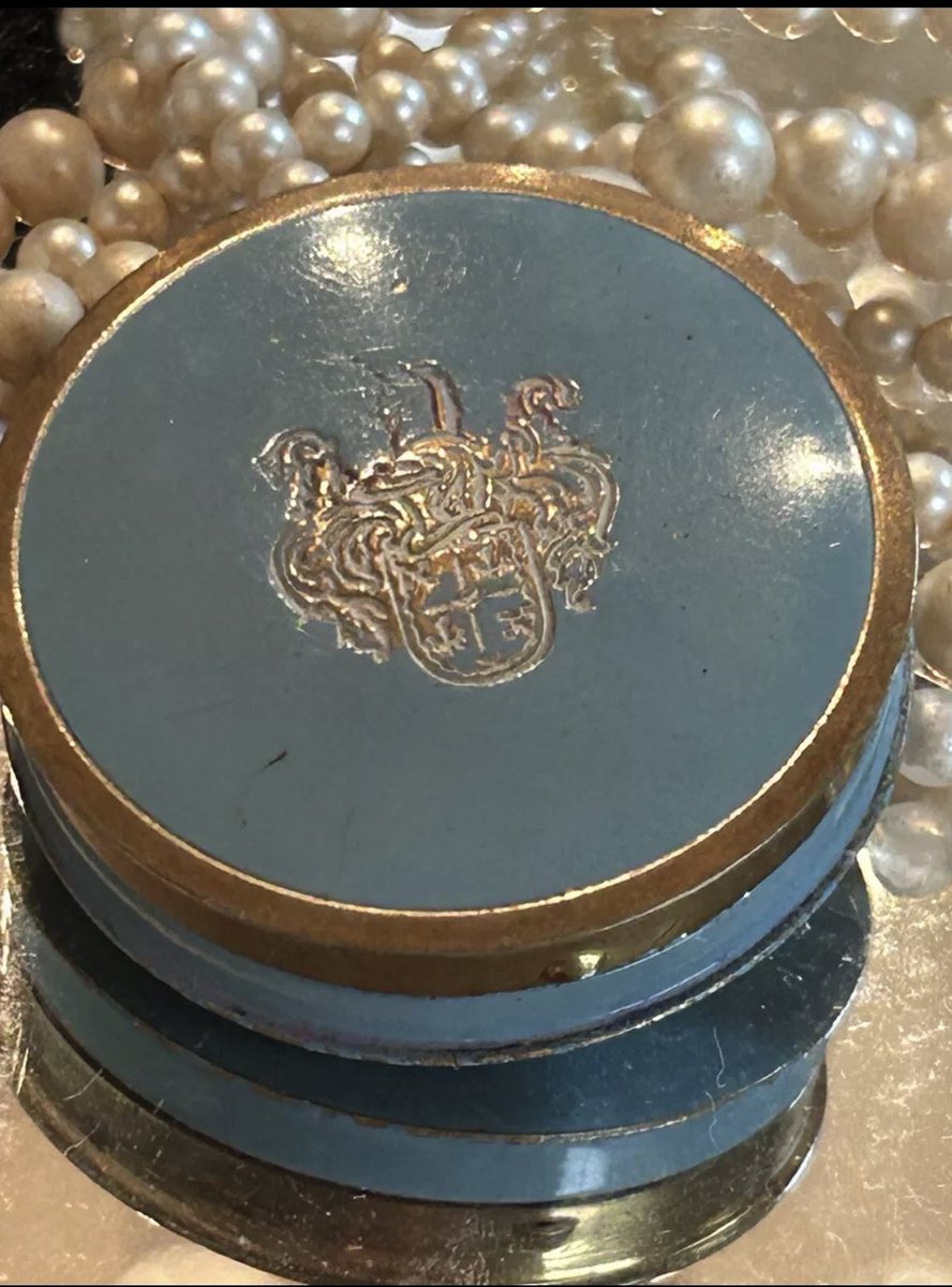 VintageneedISay's tweet photo. Check out VINTAGE #HOUSEOFSTUART #ROUGE TIN w HINGED, #AQUA LID #BLUSH & #MIRROR #CASE #POWDER https://t.co/SmLUhhLVk9 #eBay via @eBay https://t.co/GN0aofv6VF