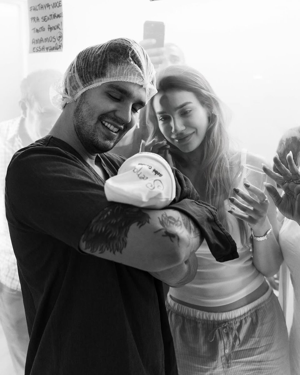 luansdaily's tweet photo. Muito amor envolvido! A irmã do cantor, Bruna Santana, compartilhou um clique emocionante ao conhecer nossa baby Serena após o nascimento! https://t.co/JTgbZsGU2p