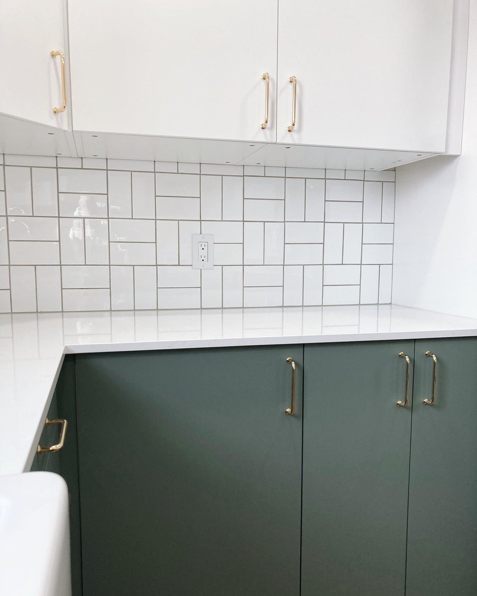 We got this kitchen wrapped up before the holidays! Tiled this one in a double basket weave I think it’s called 👍🏾 Quartz counters look so fresh from <a href="/DittmarStone/">Dittmar Stone+Tile 🇨🇦</a>.
