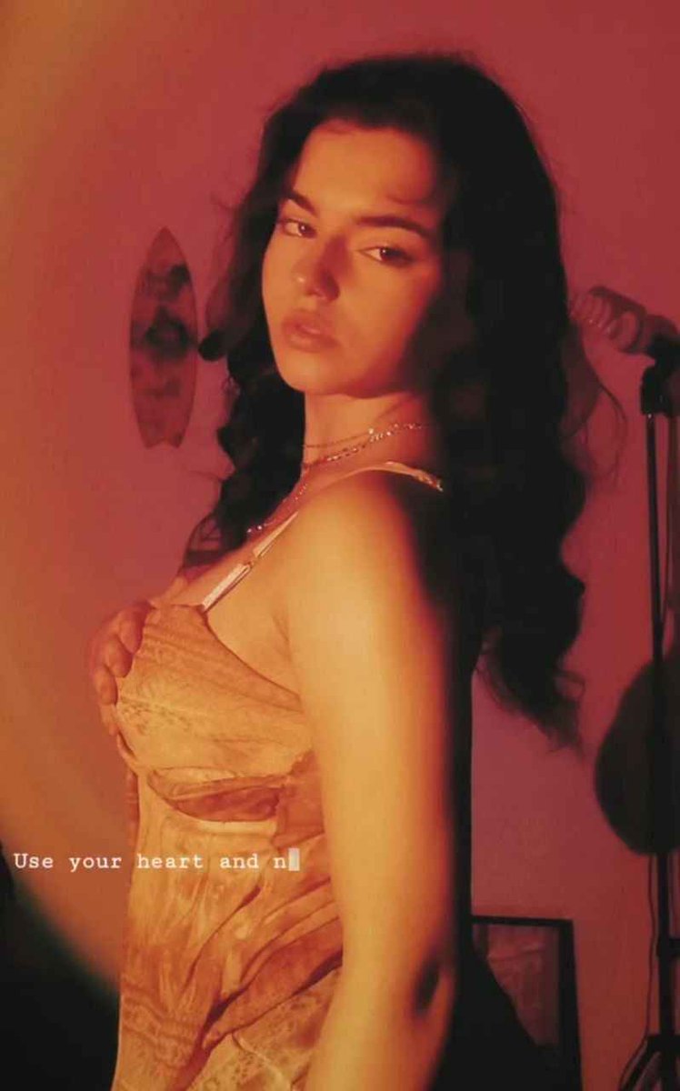 erinna qui est vraiment belle avec une belle poitrine