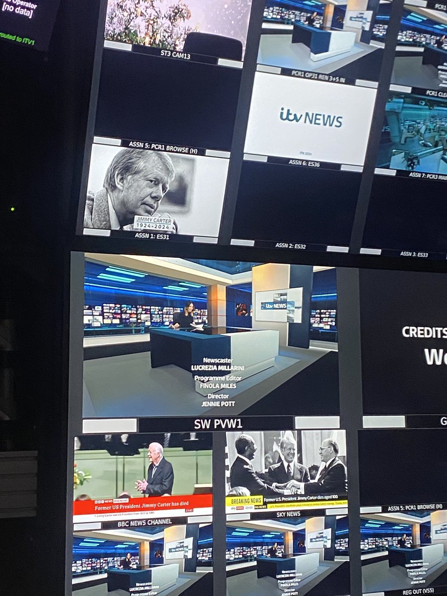 fmilesITV's tweet photo. Safe to say my first day back in the hot seat for a while had a busy late show to end on. 
Eternally grateful for the genius that is @robertmooreitv and superstar @sarikagandhix for sprinting into the bureau to cover the death of Jimmy Carter. https://t.co/DOTixmB3Fy