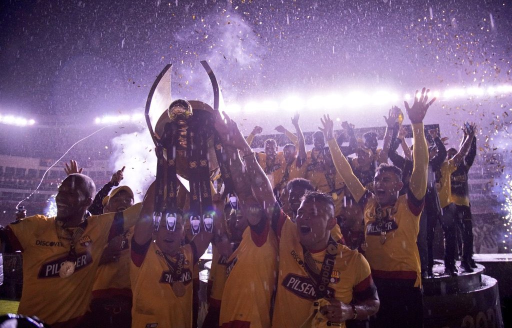 BarcelonaSC's tweet photo. Un recuerdo imborrable: La ⭐️ 16.

¡Un día como hoy, hace cuatro años, el Ídolo unió a todos los barcelonistas en un solo grito, CAMPEÓN! 💛🏆 

#BarcelonaSomosTodos 
#Estrella16 https://t.co/wprPhEhstw