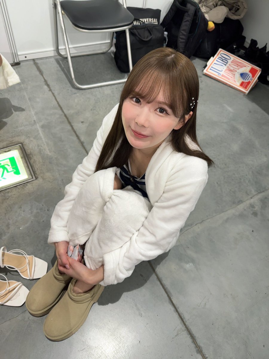 みるっこのみんなへ

まずは台湾イベントありがとうございました！
本当に楽しかったです。

台湾や香港でイベントを
沢山やらせていただいたおかげで
みんなの顔を覚えてきて
あ！久しぶり！また来てくれたの？🥲🤍
って言う会話が増えてて
幸せを噛み締めてました。

みんながゴールドおめでとう

って伝えてくれて。
わたしって多分、容姿もスタイルも
ずば抜けてるわけじゃないから
昔から努力しないと頑張らないとが
強すぎてしんどくなる事も沢山
あったけど。
みんなが沢山好きでいてくれる
おかげで自分を好きになれて
ここまで上に上がらせてくれて
本当に感謝しても仕切れない

AV女優としてだけじゃなくて
1人の女の子として成長させてくれて
本当にありがとう。

多分AV女優の中で1番いい方向へ
変われた女優だと思うwwww

今回のイベントで、より語学を学ぶ事を
頑張りたいと思いました。
もっと海外の方とも話したいしもっと
仲良くなりたい。

本当にありがとう。
幸せすぎる三日間でした。

↑日本の方へのメッセージも含んじゃったけど

日本の方も2024年本当にありがとう。
また年末に毎年恒例の
ツイキャスとお手紙のせますが、、、

日本のみるっこのみなさんも一年イベントざんまい
ありがとうございました！
なんか突っ走った一年だったなあ
来年はオンラインでも沢山　
関われる機会つくるから
会えなくても私と沢山おもいでつくろうね？

年々ファンのみんなの温かさに
すぐ泣きそうになりますが、、、
引き続き弱虫みーたんをよろしくお願いします🥺

（50になってもみーたん呼びよろしくたのむ）

みんな本当にありがとう！！

海外のみなさん翻訳できなくてすまぬ
（誰かして翻訳たのむ🥲私がするとGoogleだから変になる、、、）

また絶対あいにいくね！
あいにーよ！謝謝

みんなだいすき！