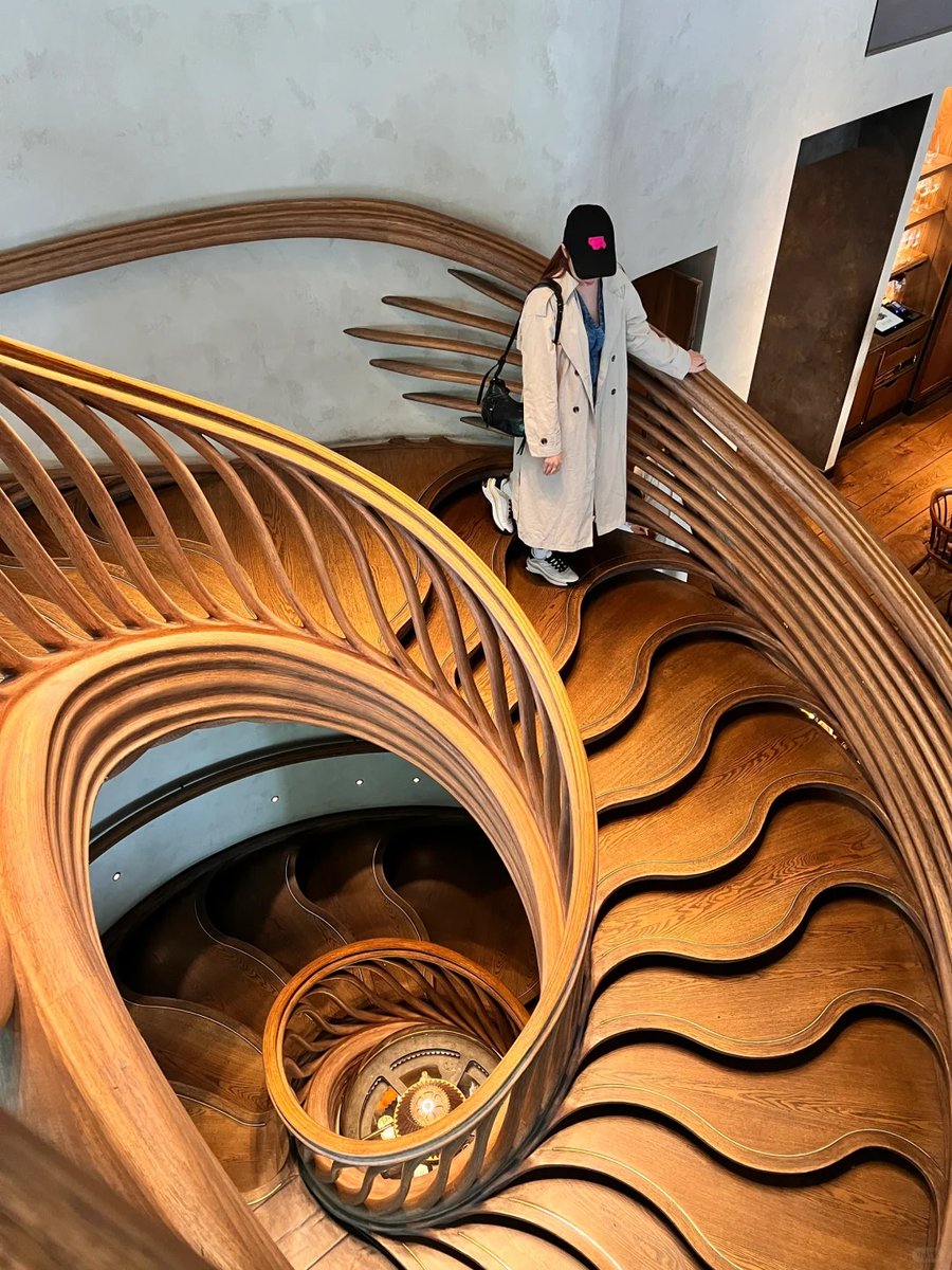 CeCeFrey8's tweet photo. Stepping into a spiral of elegance 🌿🚶‍♀️ https://t.co/sfefzbkuBB