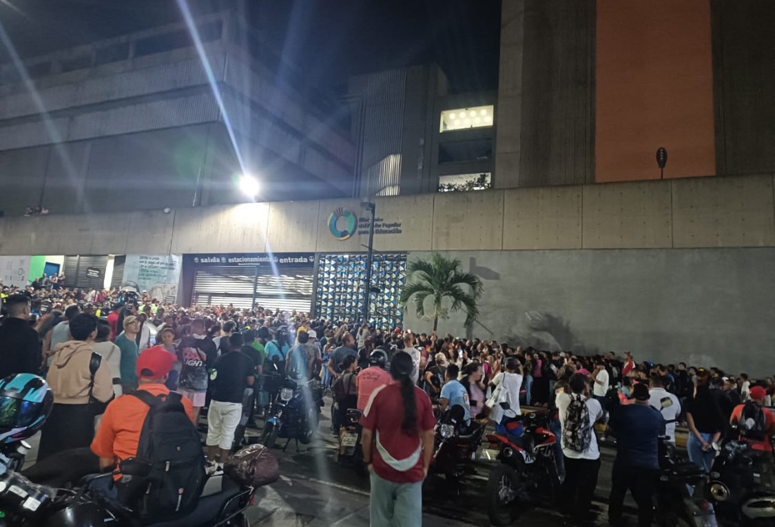 delvallle's tweet photo. @cnaeoficial Empleados a las puertas del ministerio esperado el combo hallaquero. Cerraron las puertas . Que burla !!! https://t.co/99UBGkLpm2