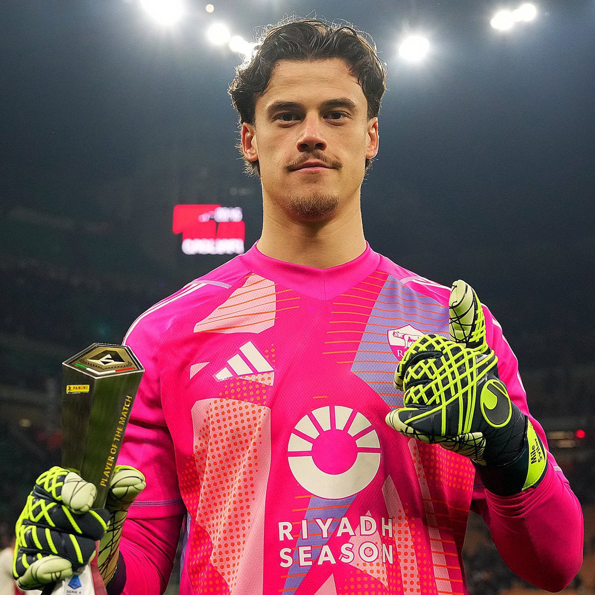 radio_romanista's tweet photo. 🧤 “Si vede che stiamo crescendo e che stiamo facendo molto meglio. Stasera meritavamo di più. Abbiamo avuto tante opportunità, se avessi potuto avrei scambiato il premio Man of the Match con la vittoria” 

Mile #Svilar dopo #MilanRoma 👏💛❤️ https://t.co/vcGx0aW5HT