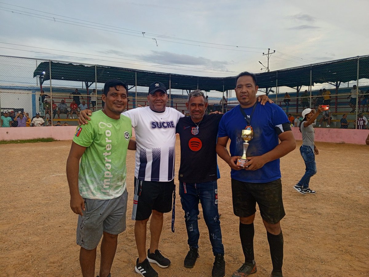 enriquerivas417's tweet photo. Premiación a los equipos del Torneo Navideño 2024 de la Liga de Fútbol del edo Sucre (LIFUTSU) https://t.co/RNEaZzhEJU