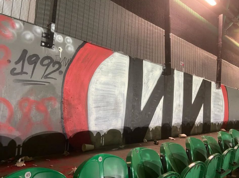 Adeptos do Benfica pintam bancada visitante em Alvalade