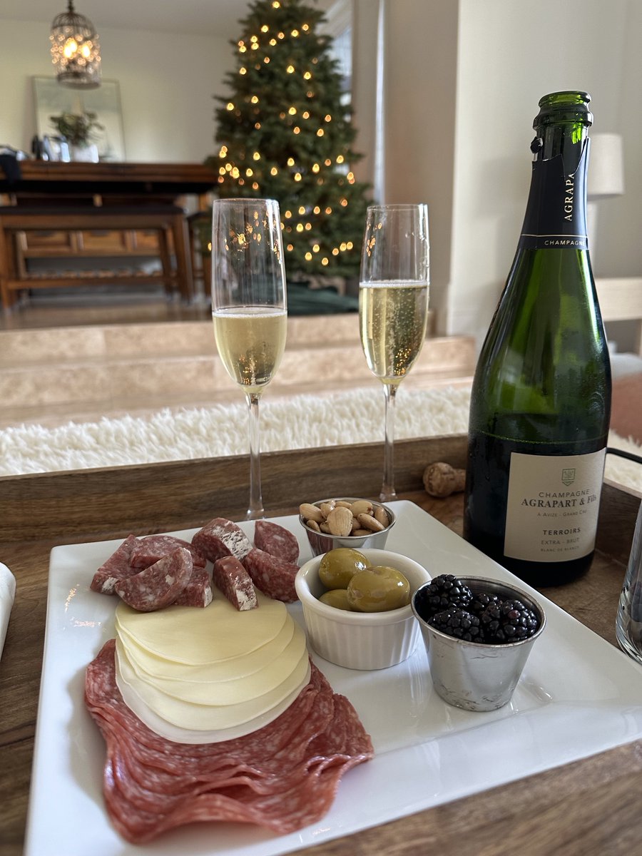 PerfectXscape's tweet image. Cheers to holiday magic that lingers ✨🥂