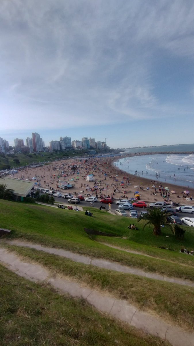 emmikcsgo's tweet image. Mar del Plata, 19 grados, 29/12

Hacía años no se podía jugar al futbol tenis en la playa.