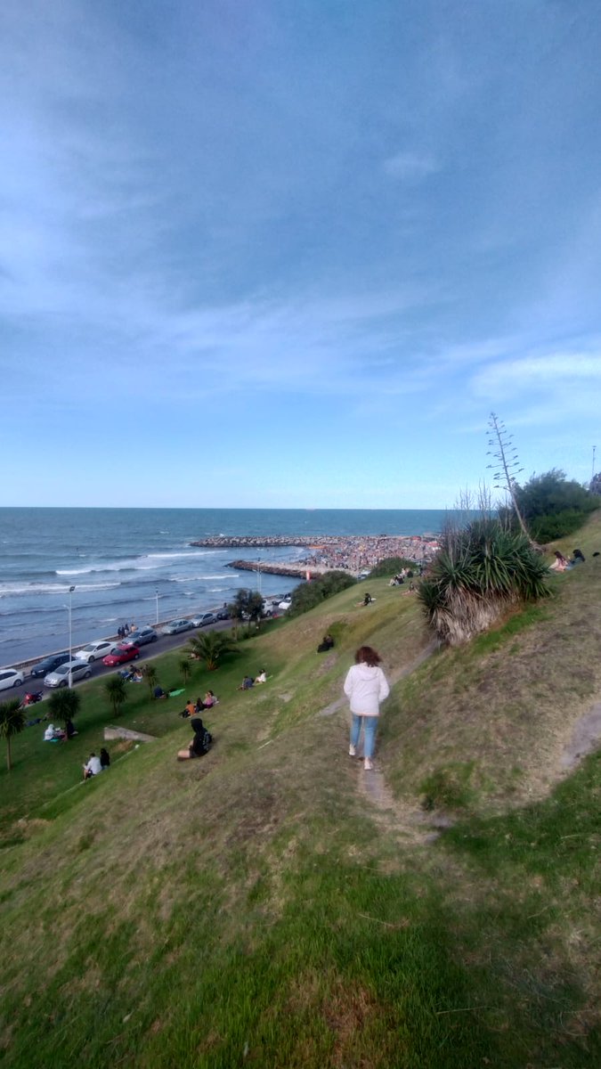 emmikcsgo's tweet image. Mar del Plata, 19 grados, 29/12

Hacía años no se podía jugar al futbol tenis en la playa.