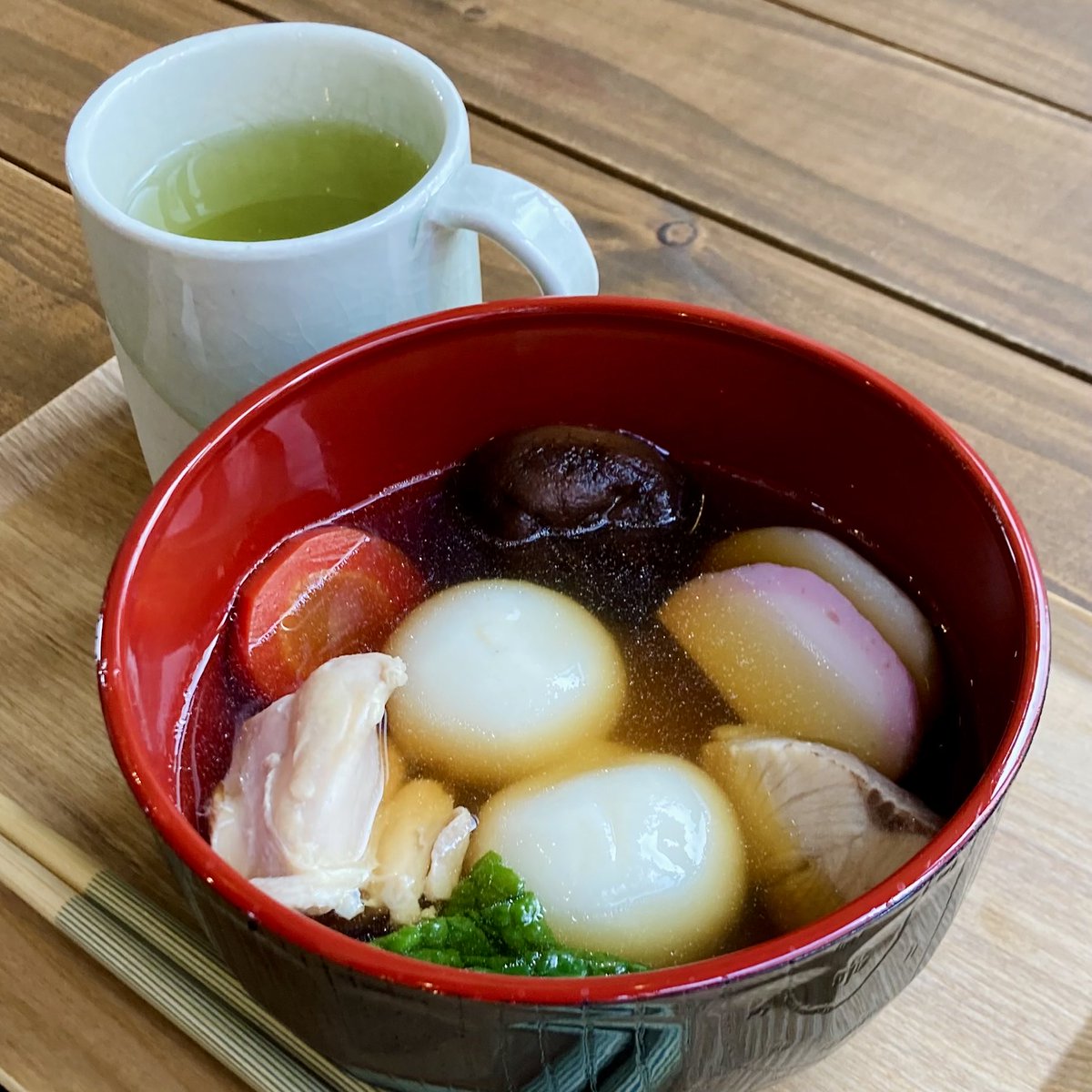 博多雑煮
元日より提供いたします

櫛田神社・住吉神社ほか
当店エリアは神社が多いので
初詣ついでにぜひお越しください