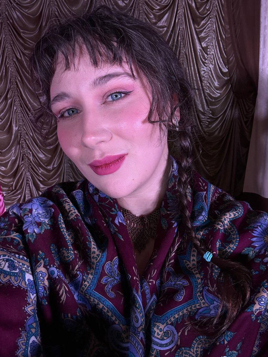 sofiiiika's tweet image. просто хотіла показати яка я була сьогодні Галя у виставі «За двома зайцями» 
а ще, мабуть, треба прийняти свою малоталанність і не особливість
сумно, порожньо, але вже як є