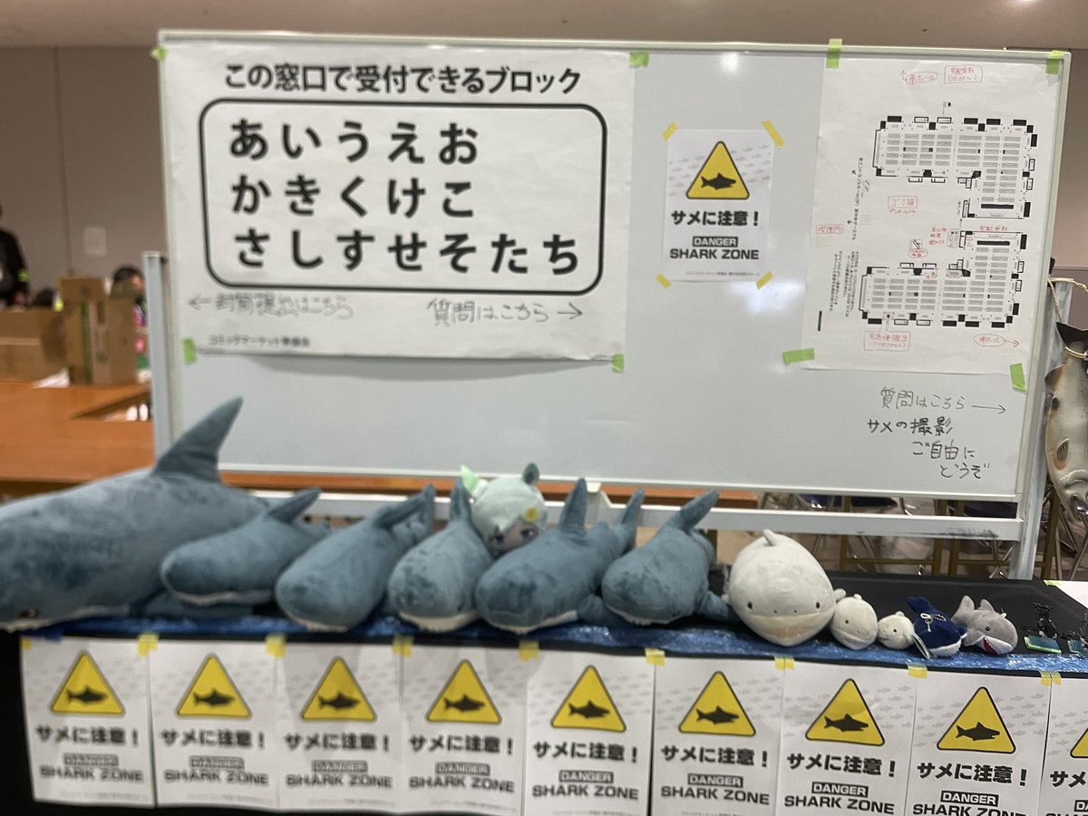 comiketofficial's tweet photo. 西2ホール内のサークル受付オペレーションをパシャリ📷（サークルさんにはスペースに置いてある封筒に情報を記入して投函してもらっています）
各ホール本部はフォーマット・レイアウトが決まっていないので個性が、、、
#C105
#個性出していこうぜ https://t.co/1GcyFn4FlS