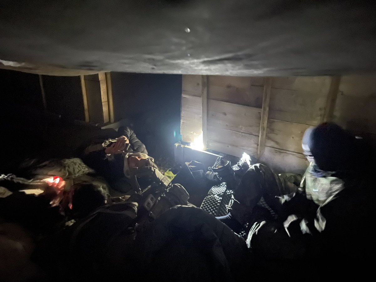 皆さんおはようございます！
昨日は前泊して本日貸切のお客様がご来店。
そして昨日寝た場所はなんと塹壕内！寝袋で寝たのだとか。
写真から臨場感が伝わってきますね。まるで映画のワンシーン！
塹壕にはこうゆう使い方もあるんですね。
当店は前泊、後泊も対応可能です。
お気軽にご相談を☆