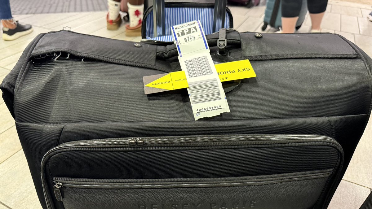 dalynch1's tweet photo. @Delta this is how a first time used suitcase came off of the luggage belt and the service office simply said “sorry, have a goodnight”

Is this the level of service and treatment that we can expect going forward? https://t.co/rhfjlFXuN7