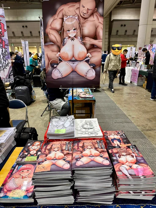 O-09b  三万三千こいきんぐ設営完了ですこちらのポスター欲しい方は15時にスペース前までお越しください。複数人いらっしゃる場合はじゃんけんで。 