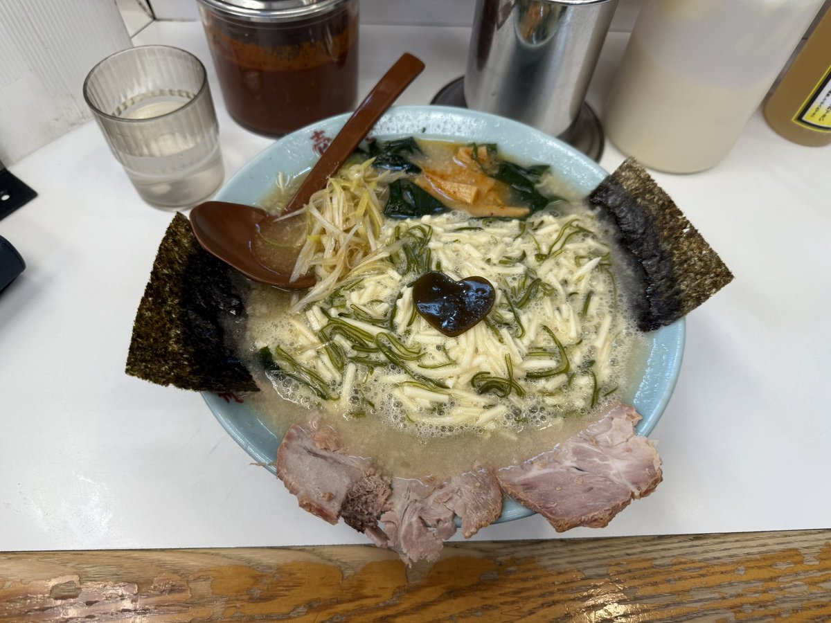 VOXY8822's tweet photo. ラーメン専門店 壱発 福生店

めかとろラーメン 正油950円

2024.12.28（土）
18:45入店
券売機
カウンターのみ
店舗P有

#壱発ラーメン
#東京都福生市
#めかぶととろろ
#良く絡むとろみ
#ラーショ派生
#壱発の酢
#元気な掛け声 https://t.co/1IpuBe8Vqd