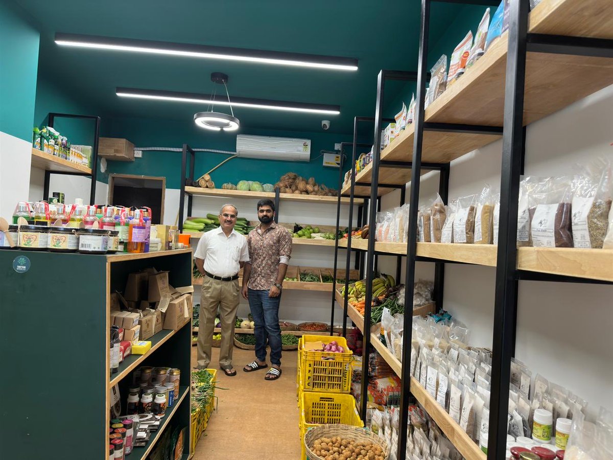 MPonnuswami's tweet photo. Visited Thottam an #organicstore at Annanagar, Startup entrepreneur Dinesh an Aeronautical Engineer wanted to go for US higher studies due to COVID he didn’t go, family was using organic vegetables , idea stuck now doing well has one more branch at Nungambakkam,my best wishes https://t.co/yMk62BEbKV