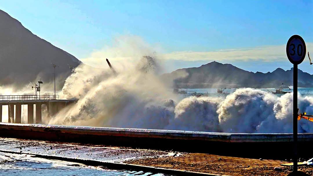 Reppli_ca's tweet photo. Taltal, Región de Antofagasta, hoy 29.12.2024
Ex muelle de pescadores 
#MarejadasAnormales

Créditos: Facebook https://t.co/hdoS6GRGrQ