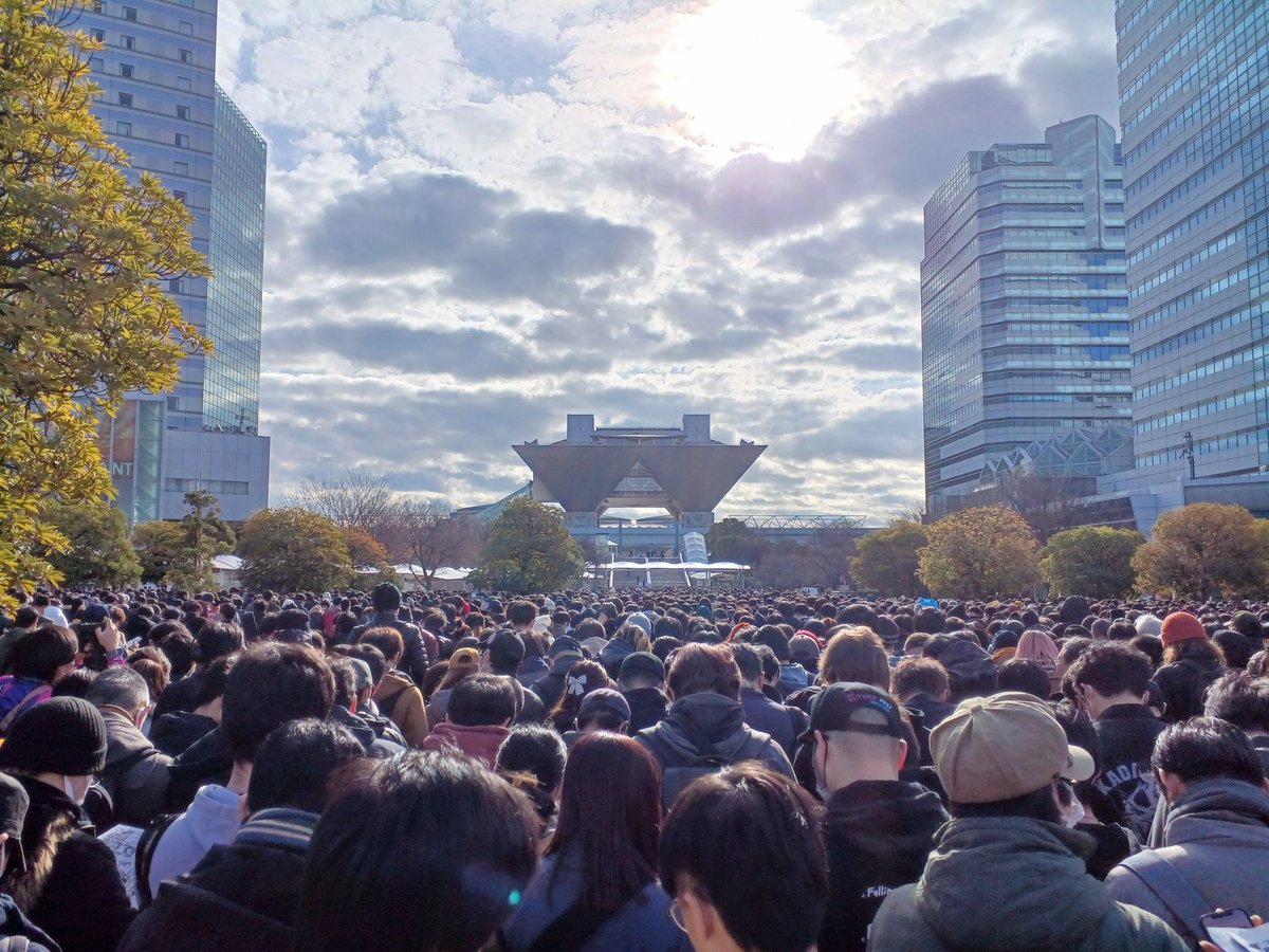 Romasaga_gen's tweet photo. 只今、人生初のコミケに来ております。知り合いの子がチケットを取ってくれ��事で来れました。

少し緊張してます。
が、楽しんできます！
周回は怠りません。(笑)

#コミックマーケットC105
#ロマサガRS https://t.co/xMxl19G4GN