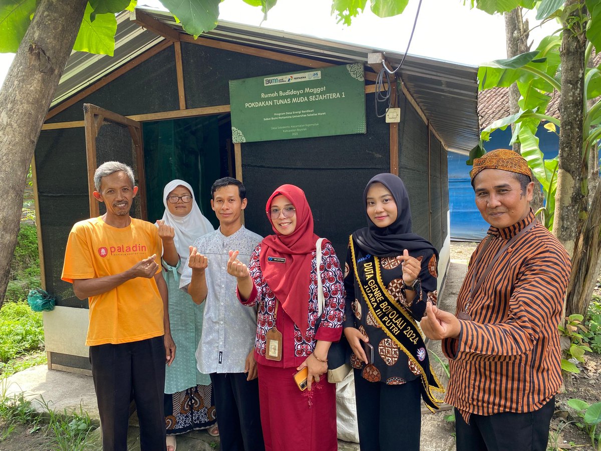 jko2323's tweet photo. Kamis (05/12), Zainal Mustofa, Luh Boyolali, mlkkan pndmpingan kpd Pok Tunas Muda S di Sobokerto, Ngemplak dlm bddya magot gna pkan tmbahan bddya ikan
#GiatLuhkanSatminkalTegal
#Produksi
#magot
#Boyolali
#PembinaanLuhkan
@bppsdm_kp
@pusluh_bppsdm
@PKBLU_bp3tegal 
@BudidayaKKP https://t.co/jwe3yNVnL3
