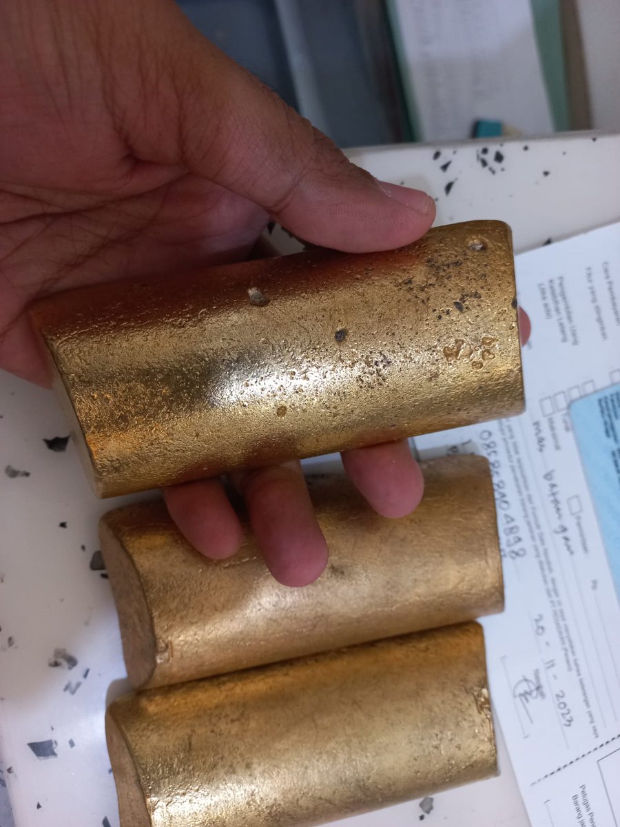 Ini adalah tembaga dan sama sam sekali bukan emas tapi ada oknum yang menyatakan itu rosegold, jangan mudah terpercaya kawan. Lebih baik beli emas sama toko yang terpercaya. dan tes dulu sebelum bayar