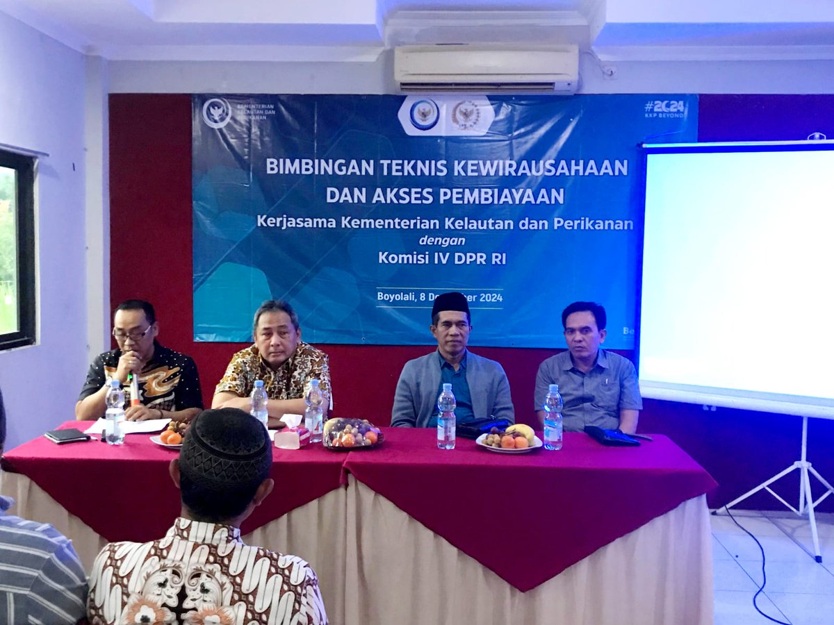 jko2323's tweet photo. Minggu (08/12), Zainal Mustofa, Luh Boyolali, mngikuti bimtek kwirusahaan &amp; pmbiayaan krjsma KKP dan DPR RI kom IV yg diikuti plaku usha di Boyolali 
#GiatLuhkanSatminkalTegal
#Permodalan
#LPMUKP
#Boyolali
#PembinaanLuhkan
@bppsdm_kp
@pusluh_bppsdm
@PKBLU_bp3tegal 
@BudidayaKKP https://t.co/3jvod30M5V