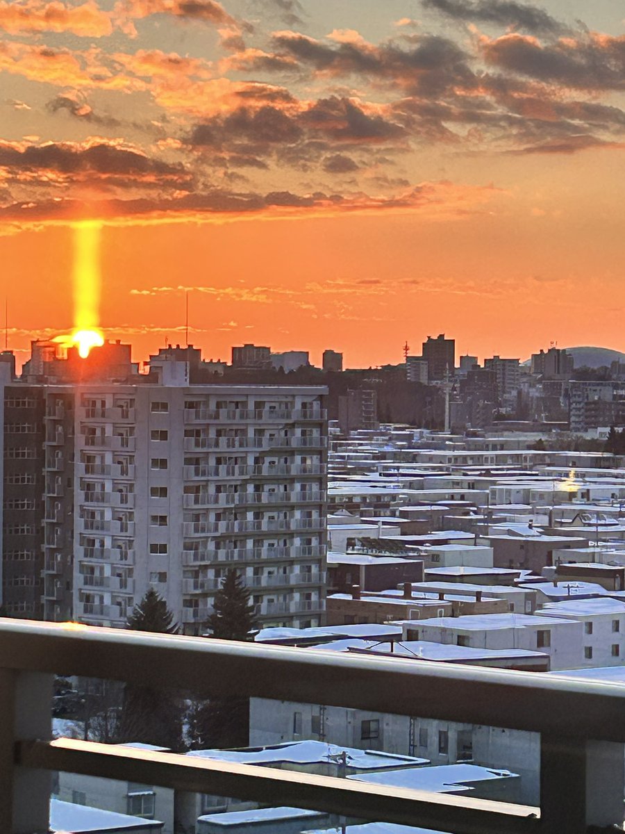 太陽が天に光を放射した！