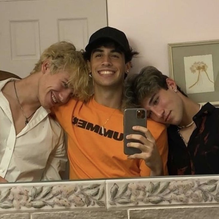 jayhellium's tweet photo. #kandreil mini au – #secretexysanta

Kevin estava sempre reclamando de seus ficantes para seus melhores amigos, Andrew e Neil. Cansados de ouvir as mesmas queixas repetidamente, os dois decidiram tomar uma atitude. https://t.co/KE1hsbGDSS