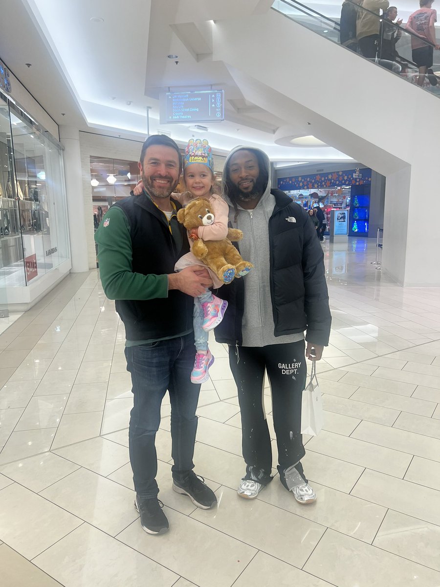 mjsavides's tweet photo. @mattschneidman @RobDemovsky Saw Aaron at the Mall of America last week and he gave me a “Go Pack”. Definitely still a Packer at heart. https://t.co/nqC41TYSh4