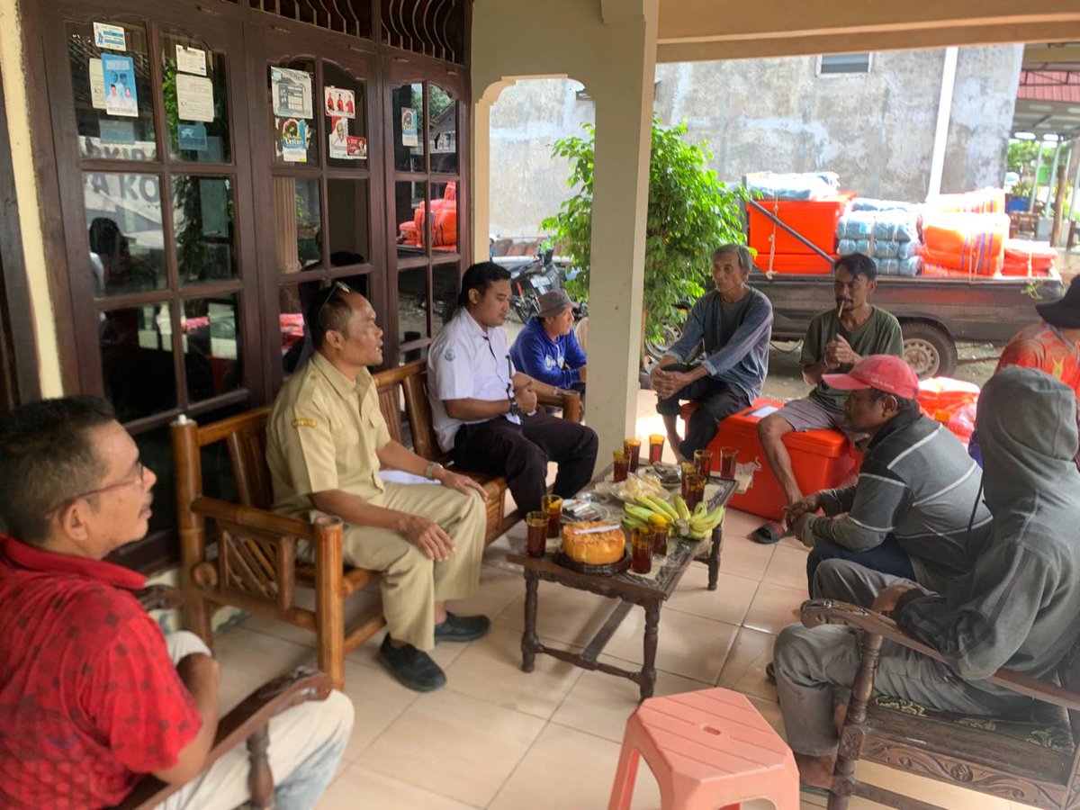 jko2323's tweet photo. Selasa (24/12), Zainal Mustofa, Luh Boyolali, mlkkan pnyrahan bntuan srpras alat tngkap kpd KUB Sami Makmur Ngleses &amp; 3 klmpk gna pngktan eknmi msyrkat
#GiatLuhkanSatminkalTegal
#Produksi
#nelayan
#Boyolali
#PembinaanLuhkan
@bppsdm_kp
@pusluh_bppsdm
@PKBLU_bp3tegal 
@djpt_kkp https://t.co/S3Q67MJj5N