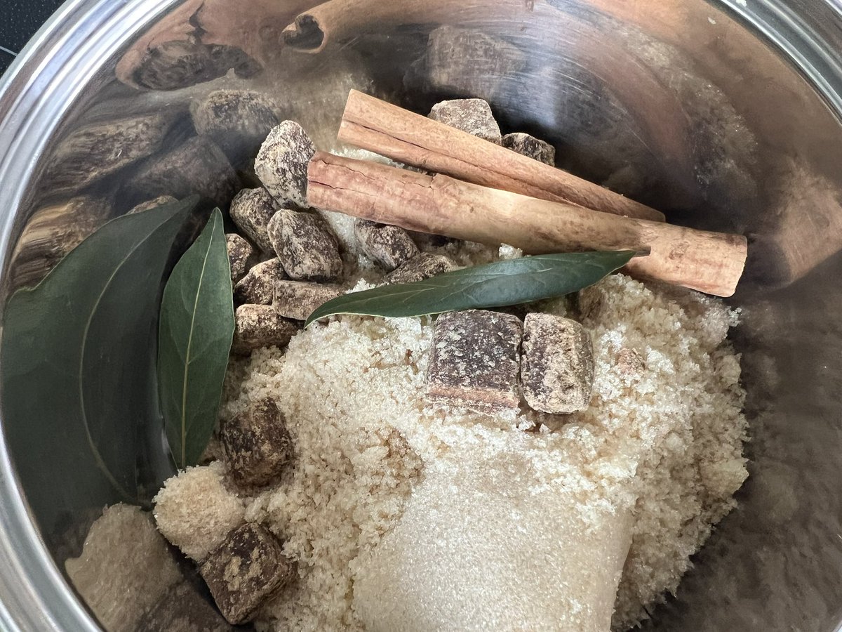 MasaniMasaaki's tweet photo. 早速新作のぽんやなクラフトコーラを仕込む!
どちらかと言うとジンジャーエールかな?
#クラフトコーラ #craftcola #スパイス #spice #ぽんやなクラフトコーラ #一本柳クラフトコーラ https://t.co/s1DD3HXnFu