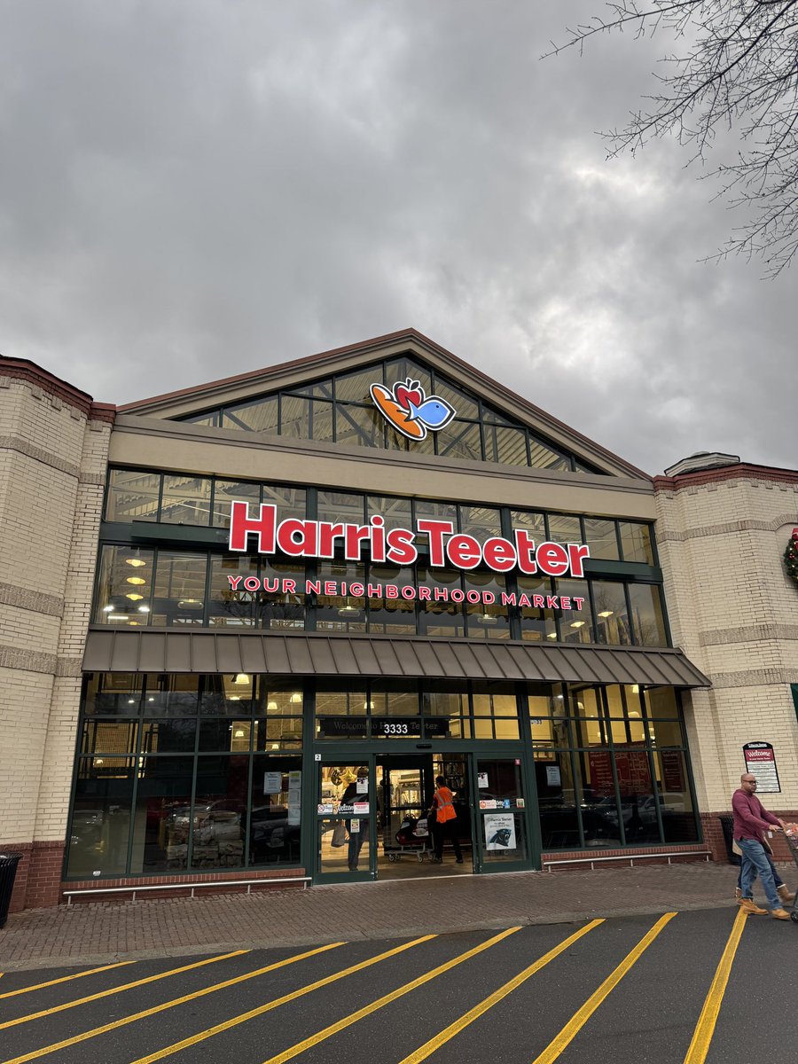 TannerAgle's tweet photo. No!!! They Sans-Serif’d Harris Teeter!!! https://t.co/yLLvp6E1z6