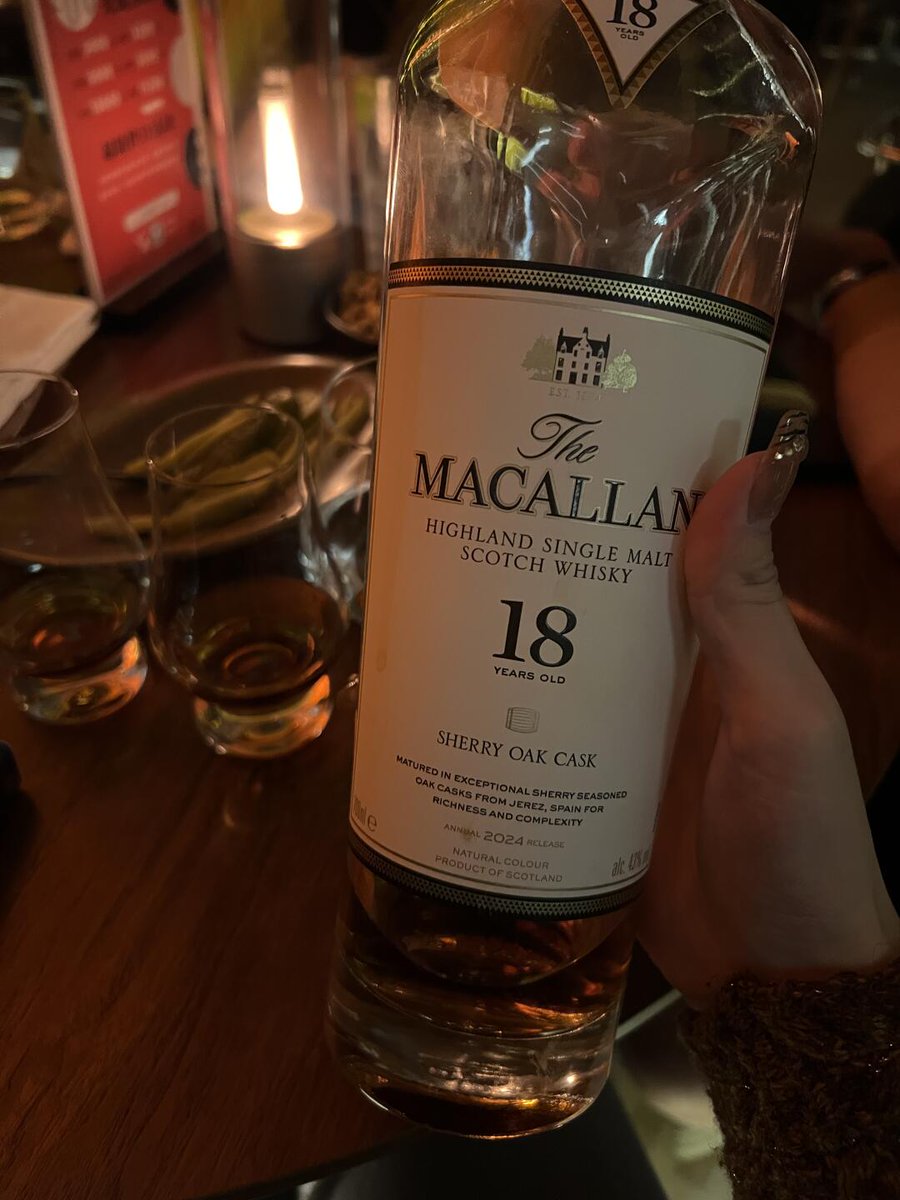 LisaKing_9's tweet photo. Macallan 18, a classic whiskey choice, with rich dried fruit aromas and smooth chocolate intertwined, showcasing elegance and depth. Every sip is a taste of aged perfection. 🥃✨#Whisky #WhiskyTasting #Spirits #LiquorKnowledge #WhiskyCollection #WhiskyBar #Foreignwine #Daily https://t.co/OVuPkO8z8v