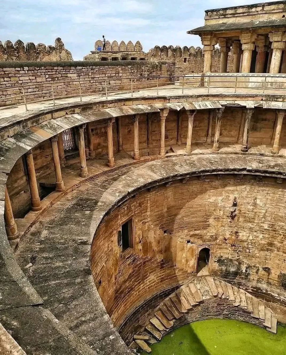 80 खम्भों वाली बावड़ी (ग्वालियर दुर्ग - मध्यप्रदेश)