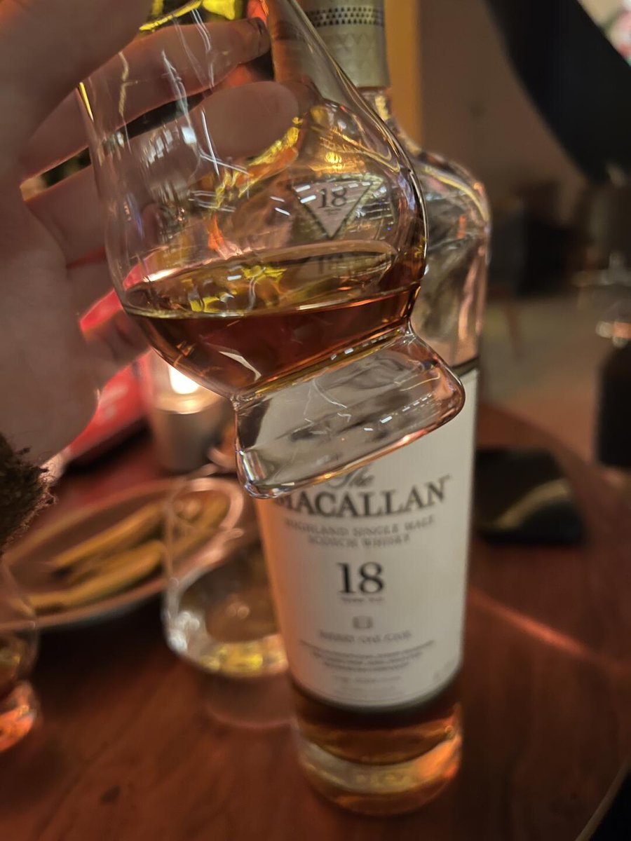 LisaKing_9's tweet photo. Macallan 18, a classic whiskey choice, with rich dried fruit aromas and smooth chocolate intertwined, showcasing elegance and depth. Every sip is a taste of aged perfection. 🥃✨#Whisky #WhiskyTasting #Spirits #LiquorKnowledge #WhiskyCollection #WhiskyBar #Foreignwine #Daily https://t.co/OVuPkO8z8v