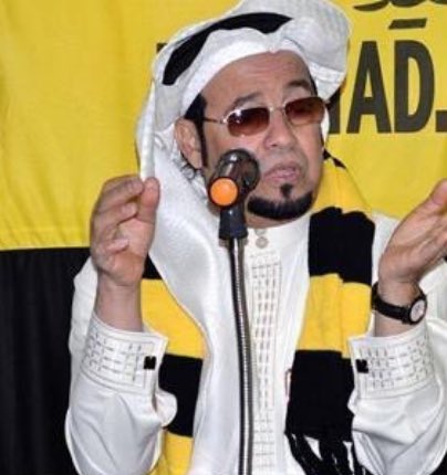 لمن لايعرف شاعر الاتحاد فؤاد ينبعاوي رحمه الله هو مؤلف اغلب الاهازيج الاتحادية الجميلة ومنها ..ون ون والاتي نمبر ون ،و الله يعين العشاق … القائمه بأهازيجه كثيره التي تغنى بها جماهير الاتحاد .سنين طويله ومازالت حتى الان كلماته ترددها المدرجات.
(رحم الله شاعر الاتحاد فؤاد ينبعاوي)