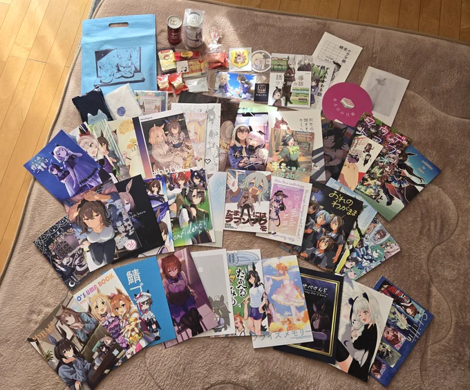実家なのであまりじっくりと読めてないですが、とりあえず写真撮る用で戦利品や差し入れをまとめて置いたら多すぎてカーペットに収まりきらんかった
昨日よくこんな量を持って帰ってきたな…… 